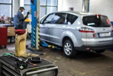 Autoservis pro všechny značky — ilustrace